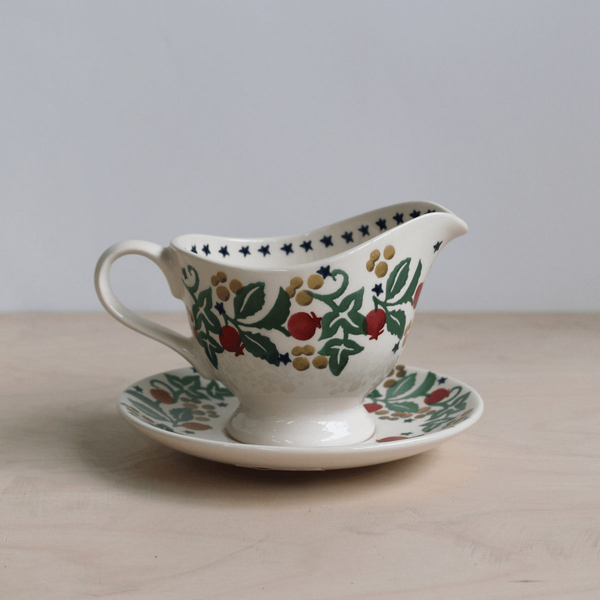Emma Bridgewater - Rosehip & Ivy Jug and Gravy Saucer - The Flower Crate