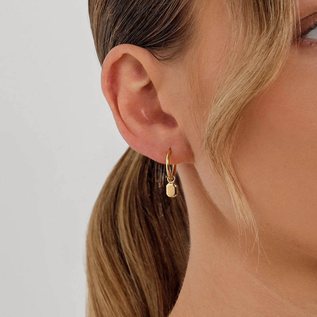 Linda Tahija - Tate Huggie Hoop Earrings - The Flower Crate