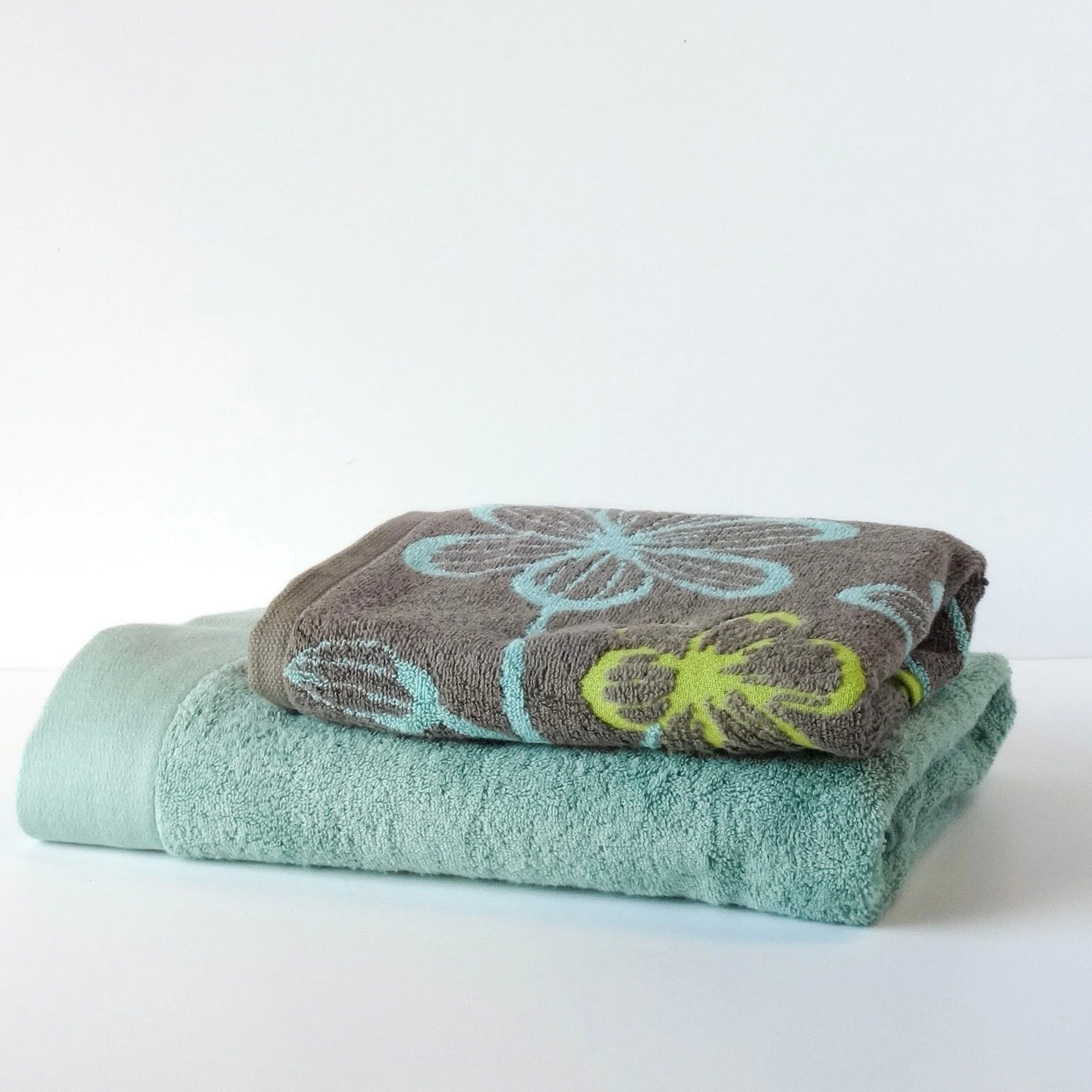 Murakami Pile - Flor Hand Towel, Grey & Green - The Flower Crate