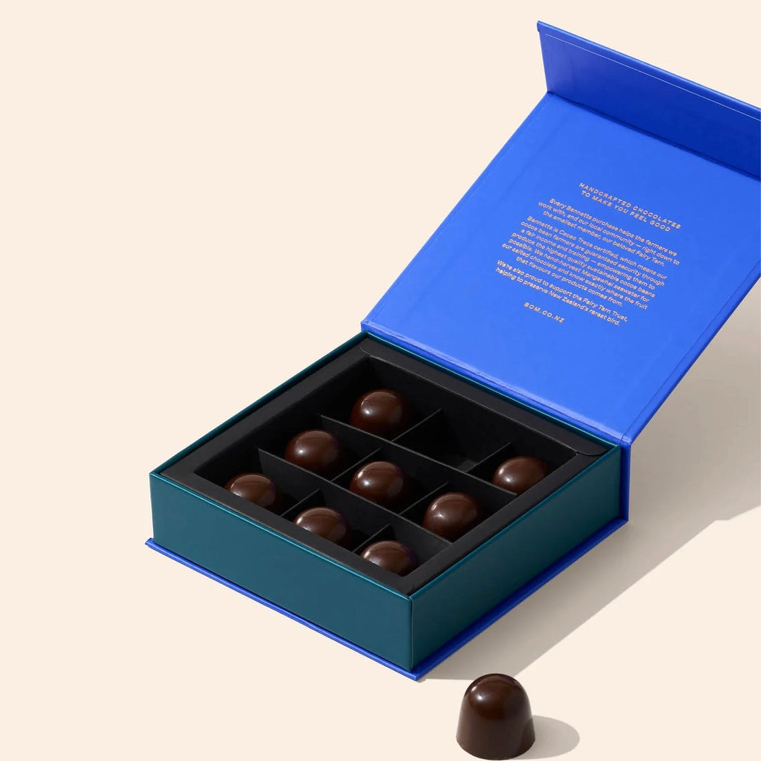 Bennetts - 9 Whole Roasted Hazelnut &amp; Crispy Praline, Dark Chocolate - The Flower Crate