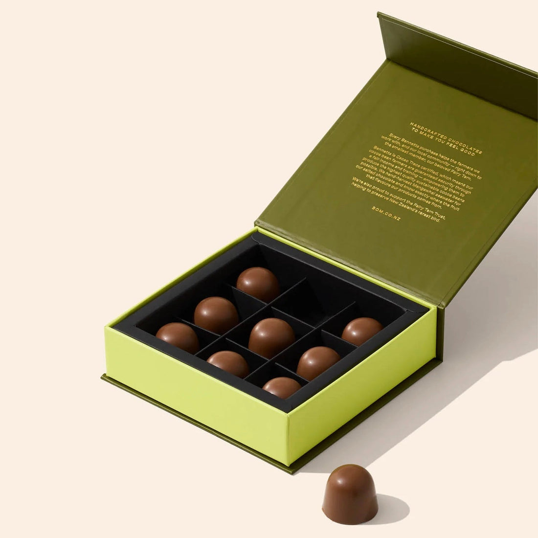 Bennetts - 9 Whole Roasted Hazelnut & Crispy Praline, Milk Chocolate - The Flower Crate