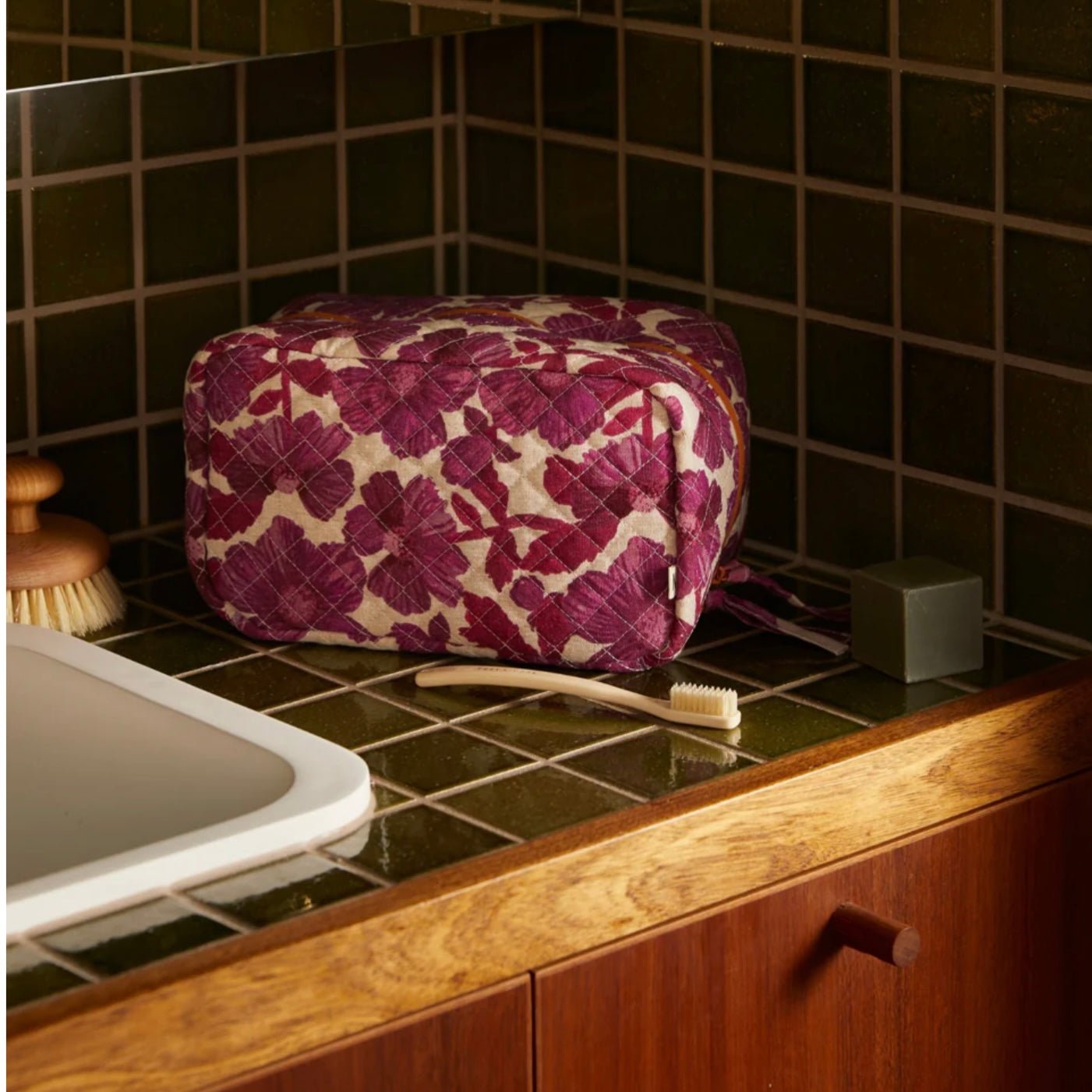 Bonnie &amp; Neil - Leon Medium Toiletry Bag, Lilac - The Flower Crate