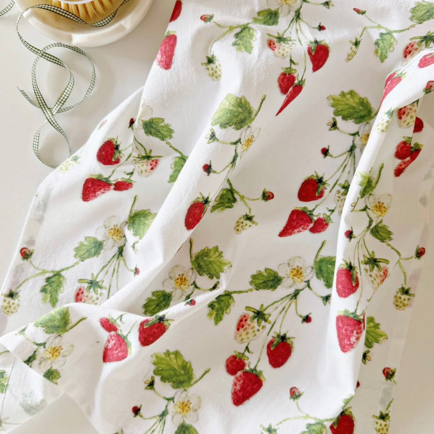 Emily Lex Studio - Strawberries Tea Towel - The Flower Crate