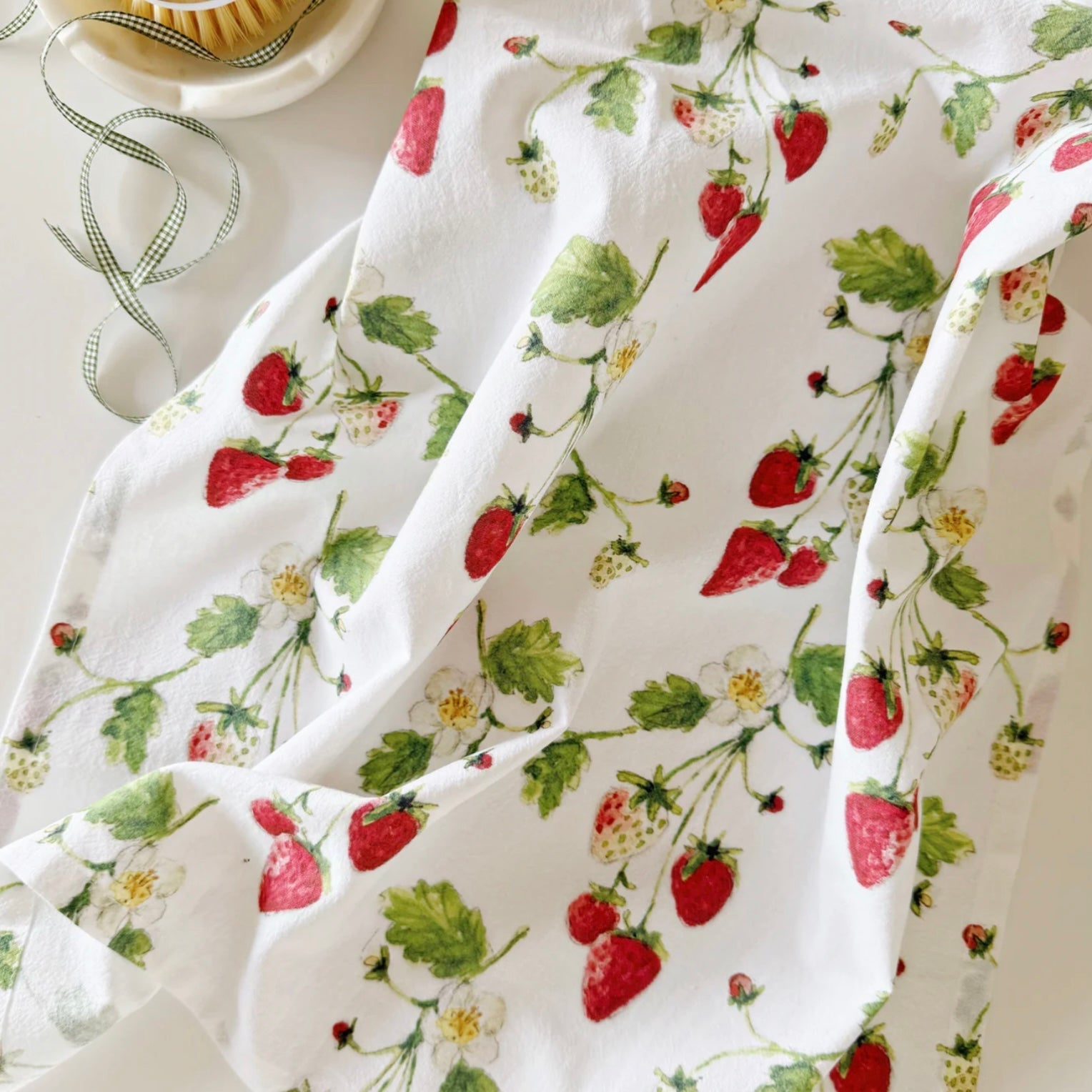 Emily Lex Studio - Strawberries Tea Towel - The Flower Crate