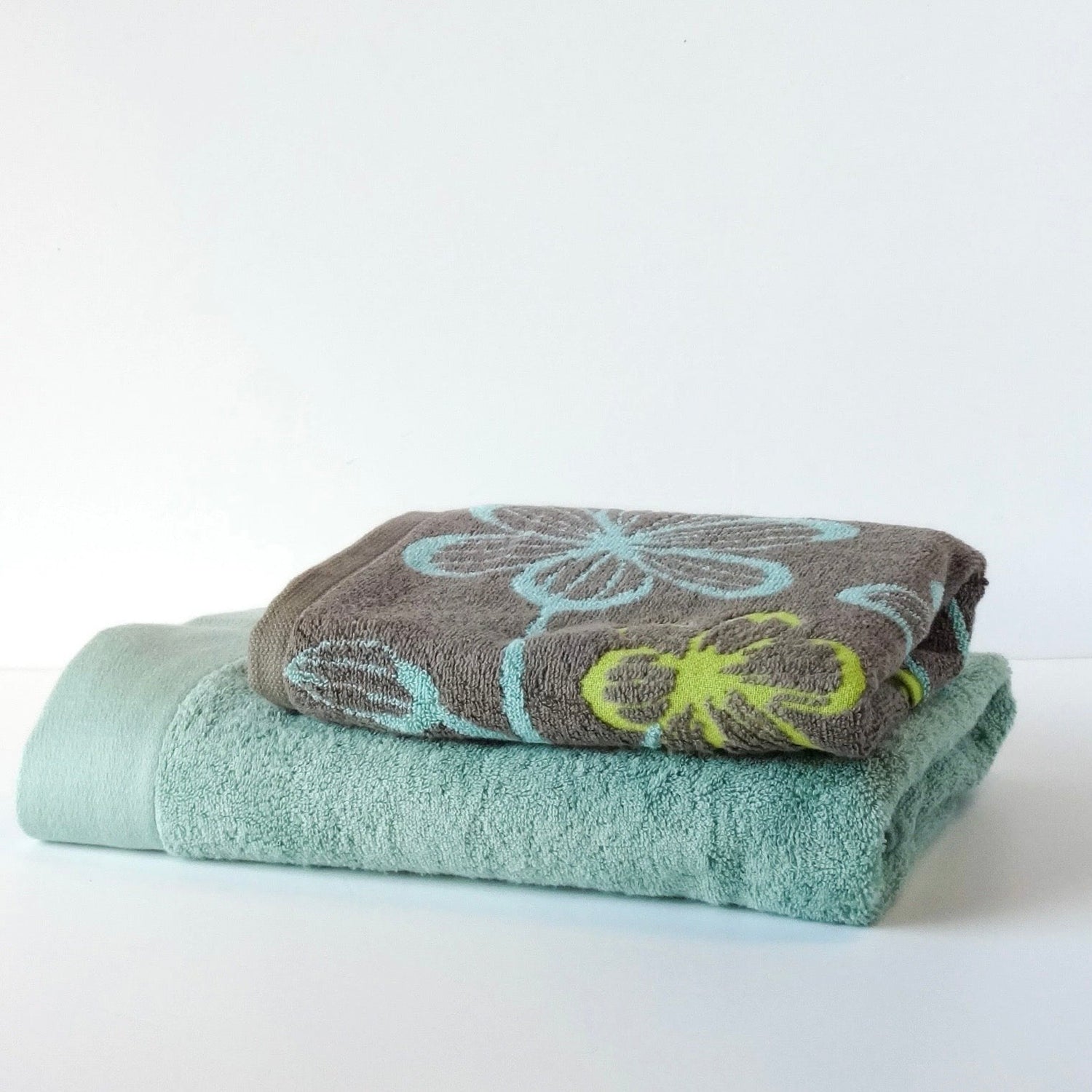 Murakami Pile - Flor Hand Towel, Grey &amp; Green - The Flower Crate